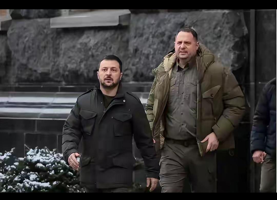 俄乌冲突拖了快四年了，特朗普上台后就开始插手调解。他派团队去莫斯科跟普京谈，焦点