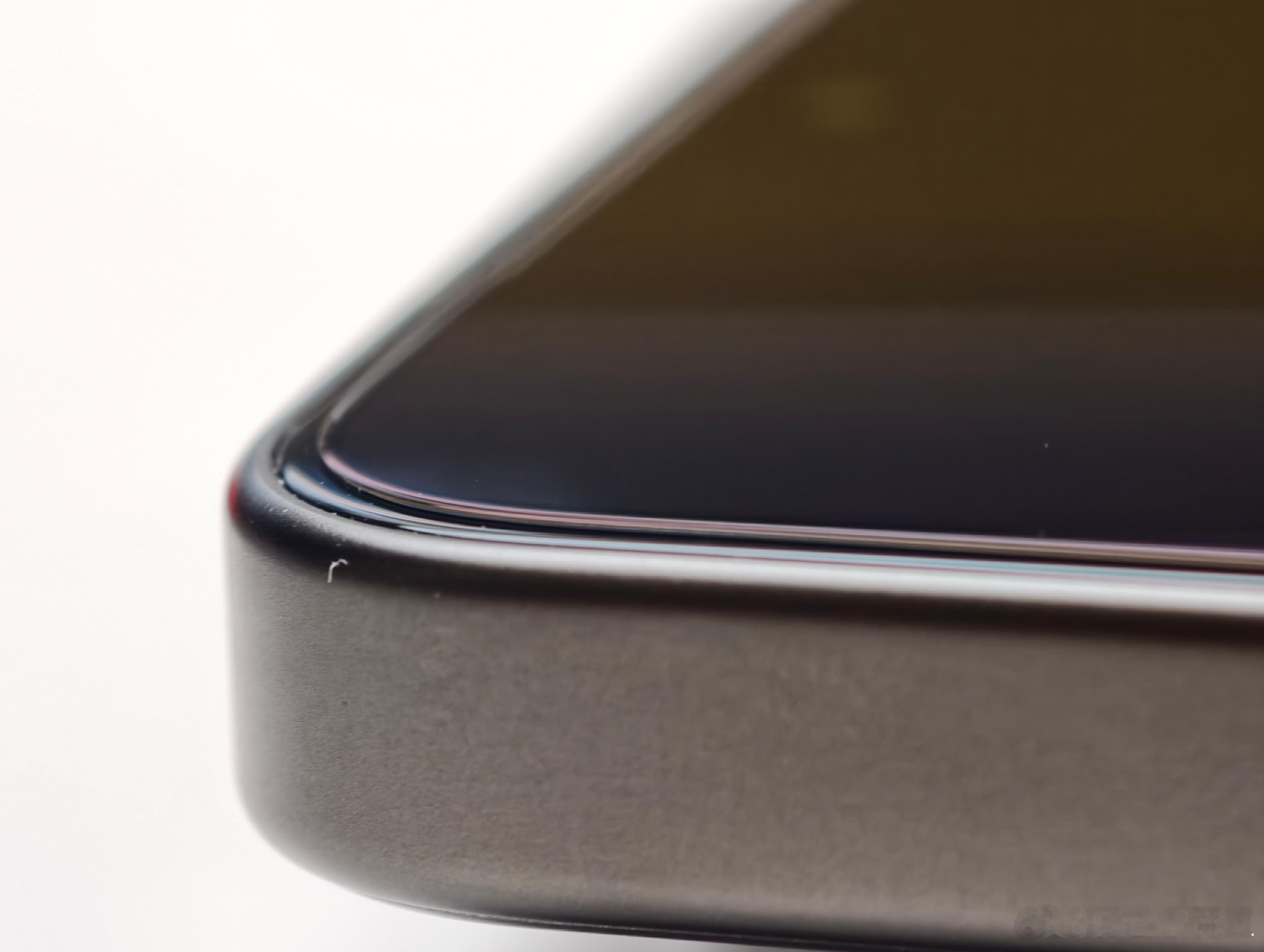 刚给 X9 Ultra 贴了个膜各位可以品一品这个 AR 膜的厚度离谱了 