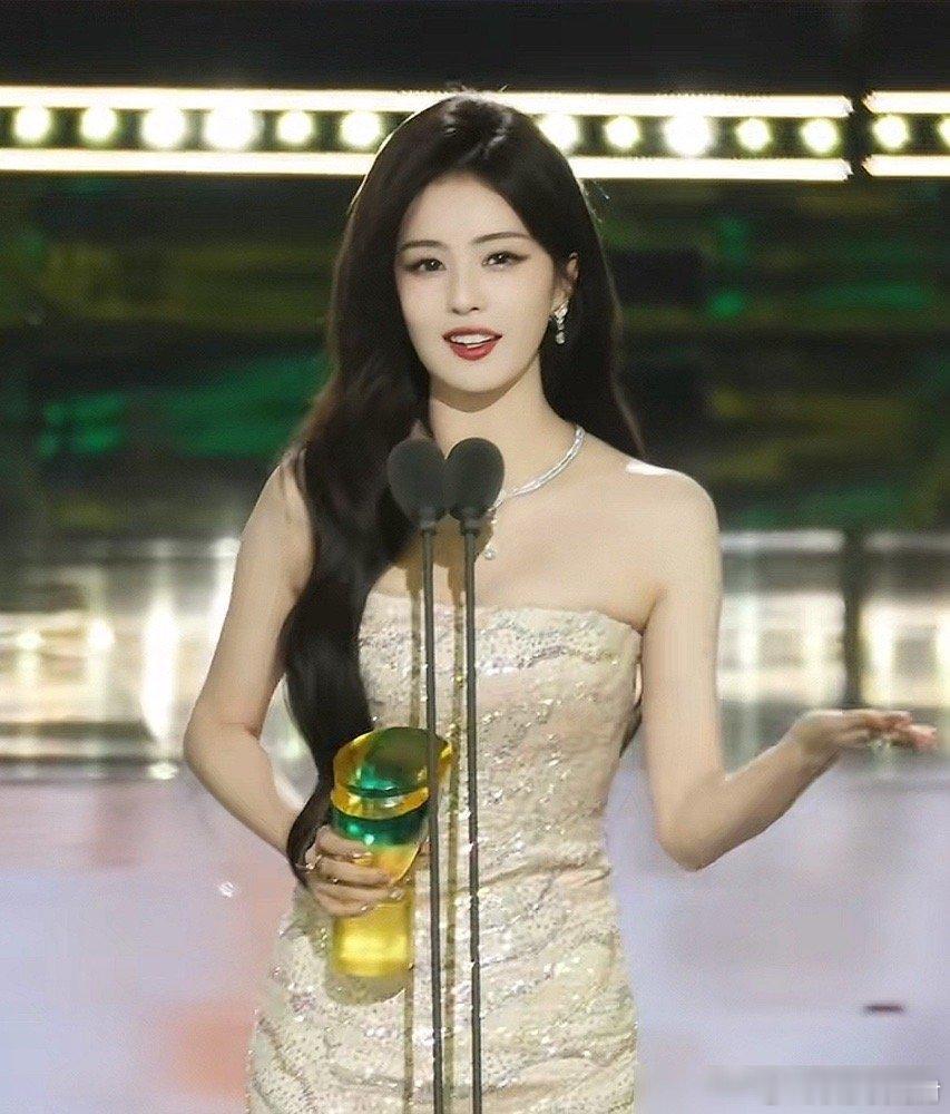 不夸张的说，白鹿的学历能惊掉你下巴！ 查了才知道，她初中毕业后上的是中专院校，五