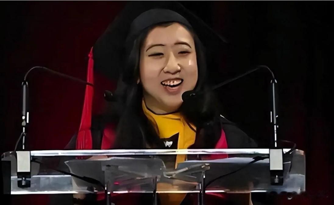 杨舒平这事儿，就是个“为讨好外国丢了自己”的典型。她在中国长大，却在网上吹“美国