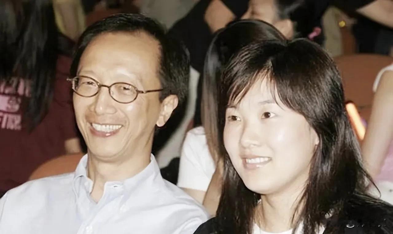 伏明霞的面相很舒服，就是看一眼很踏实、福气满满的感觉，当年很多人说伏明霞为什么要