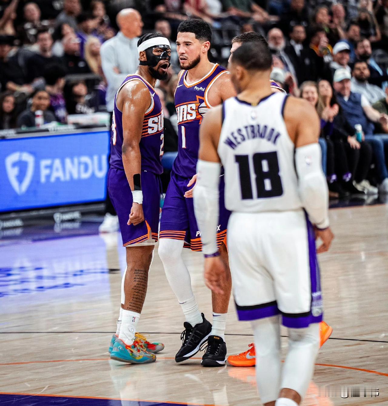 赢得对手尊重！布克谈威少：

“我尊重威少。”

“他是很不错的球员。”

“我