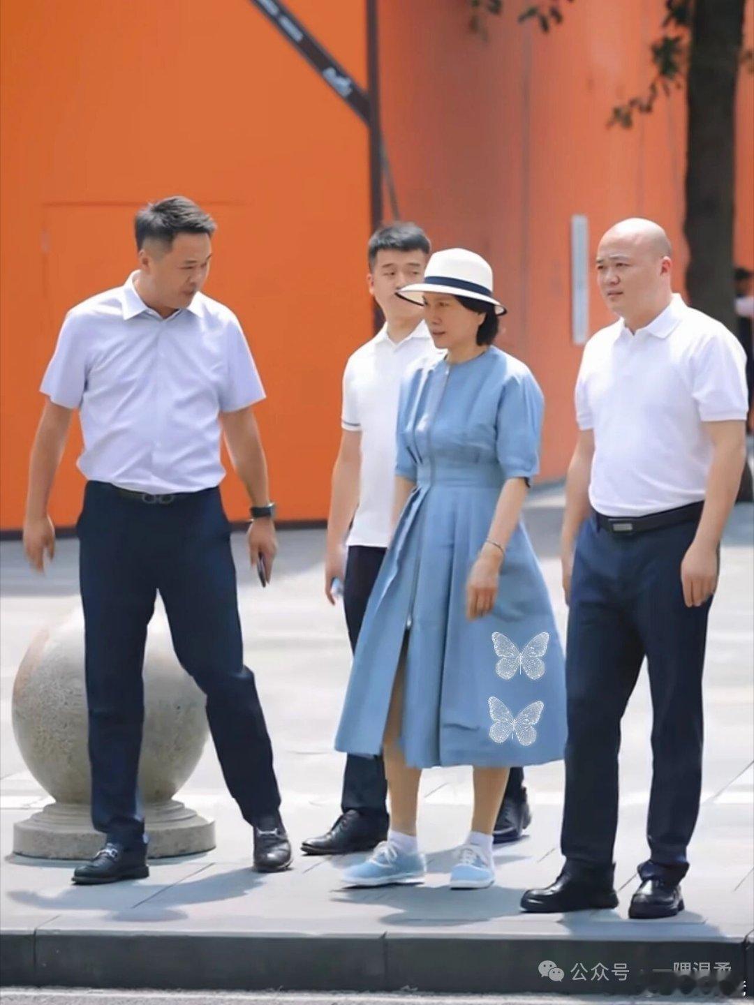 董大姐出行。[允悲][允悲] ​​​