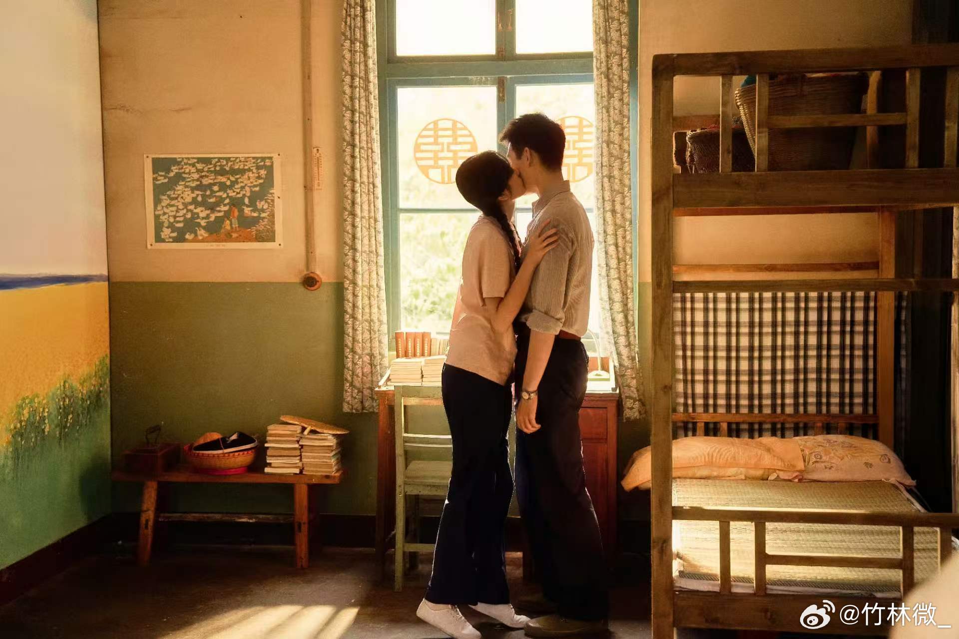 方心有霓今晚圆房纯真年代的爱情从有隔阂到心连心，方穆扬和费霓太好嗑了！今晚糖分刚