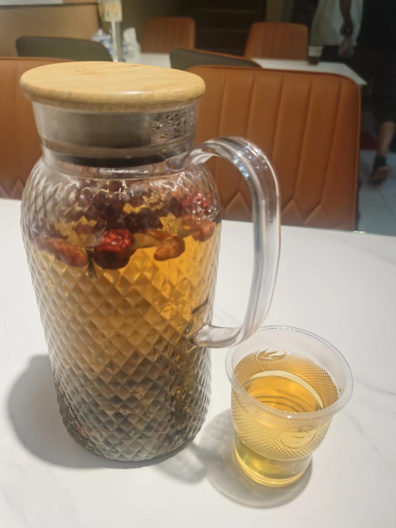 人生如茶！
人生在世
匆匆一辈子
要想品味生活的真谛
就要用心去感受，
静下心来