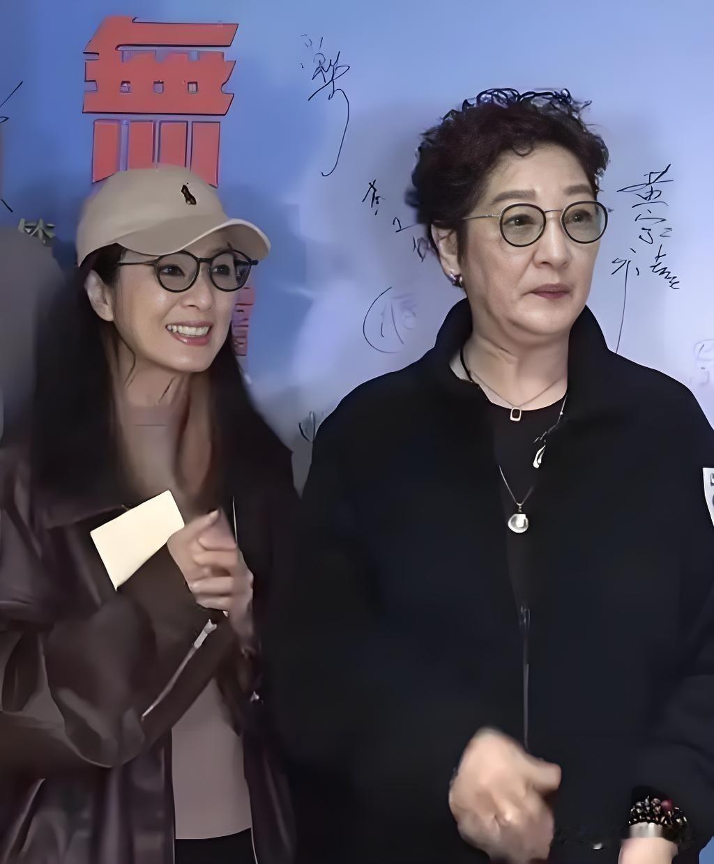  71岁米雪和亲妹妹雪梨亲密同框！你能猜出姐妹俩差多少岁吗？