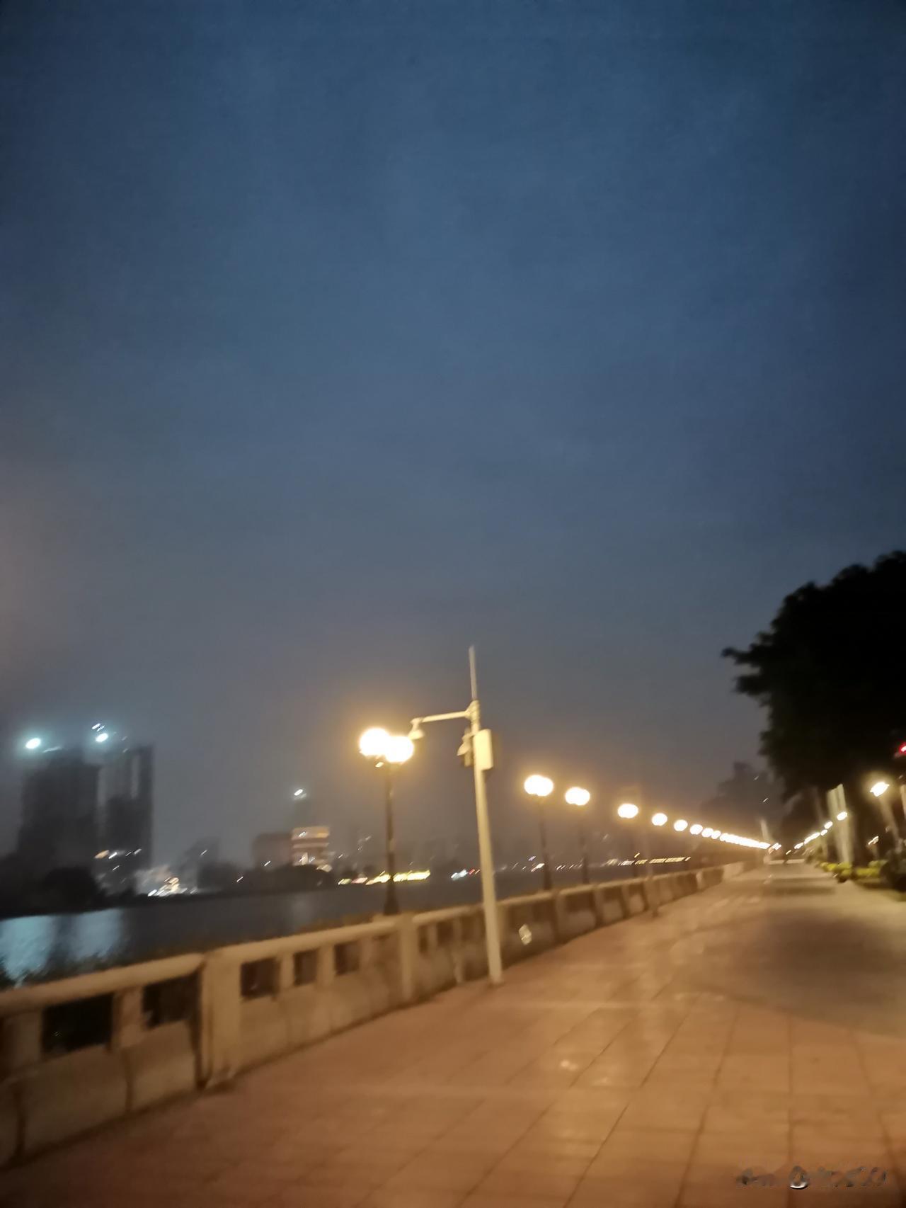 早晨6：40的广州志愿者公园，你见过吗？
今天早上，6：15出门，跑了20分钟，