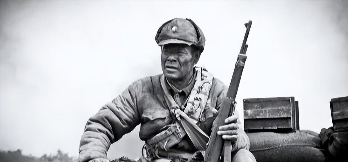 一名士兵击毙7名日军后体力透支，眼见敌人持刀逼近，他灵机一动手摸身后
1946年