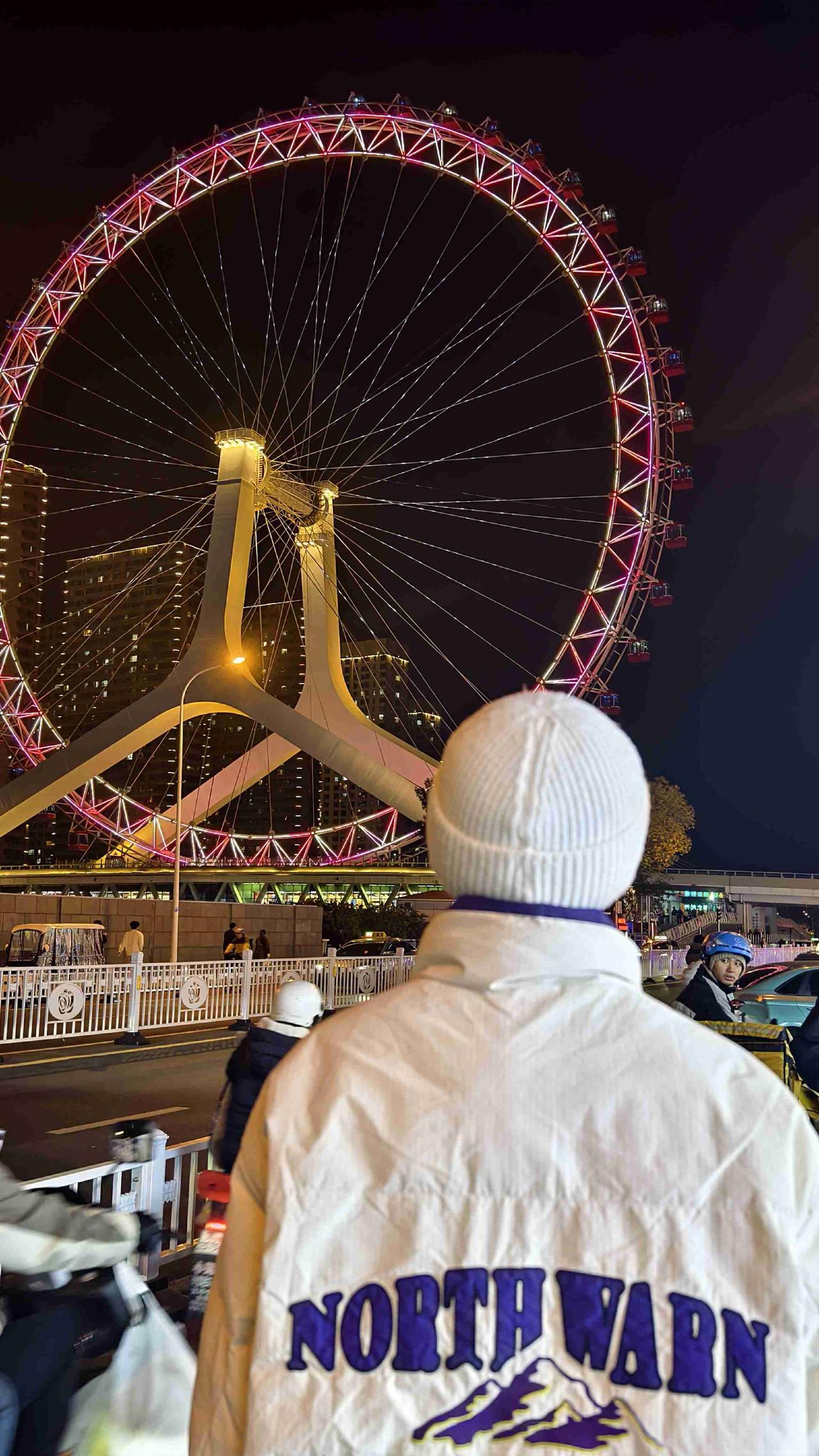 在天津坐飞机的时候，我们被机场工作人员拦了下来，被问了一堆东西，我们还以为是我们