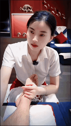 这个女孩好懂事，好贴心！👍