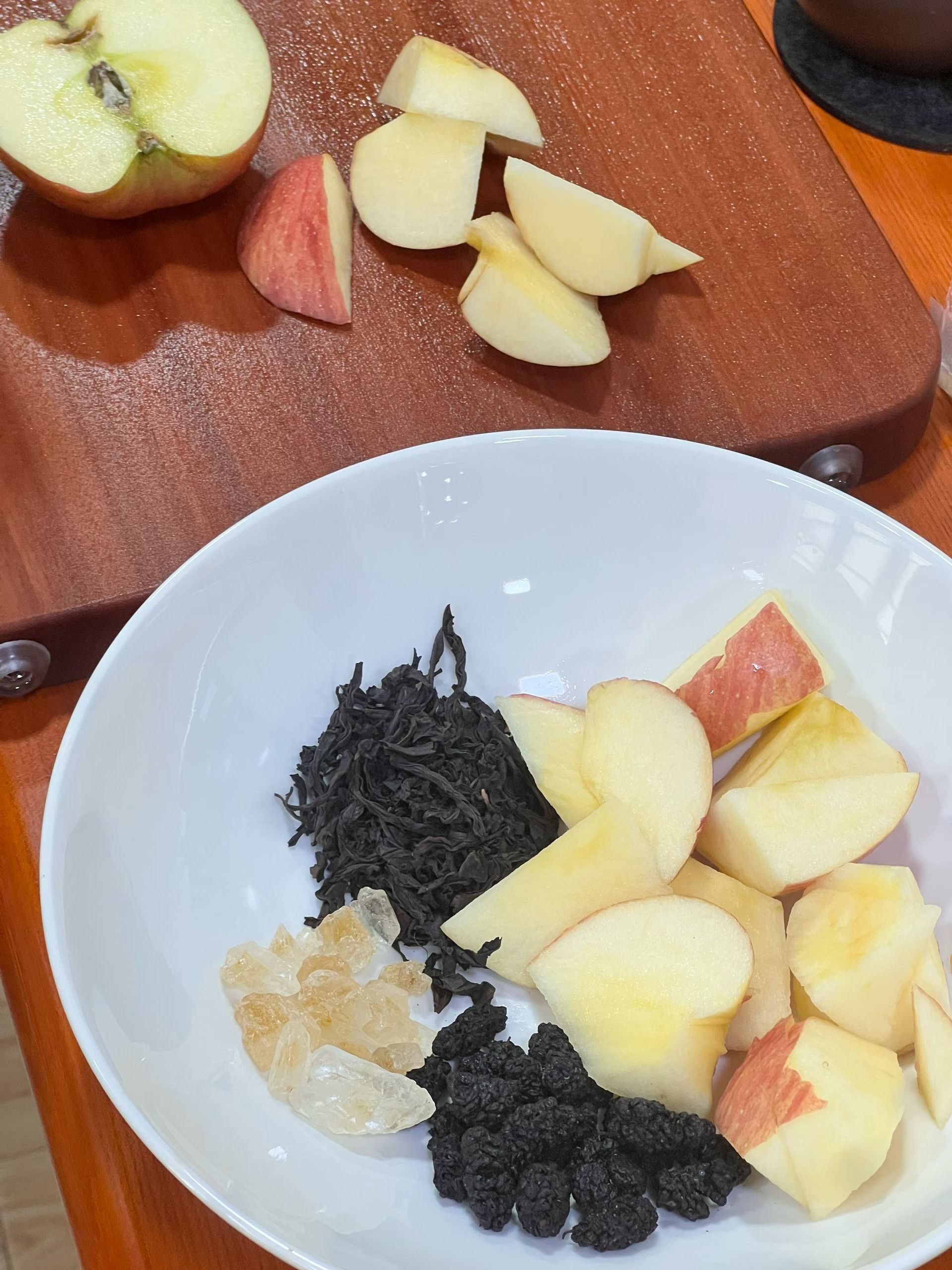 又解锁一节超开心的茶饮课！从桑葚花青素聊到乌龙茶刮油，再到亲手煮一壶酸甜茶汤，熬