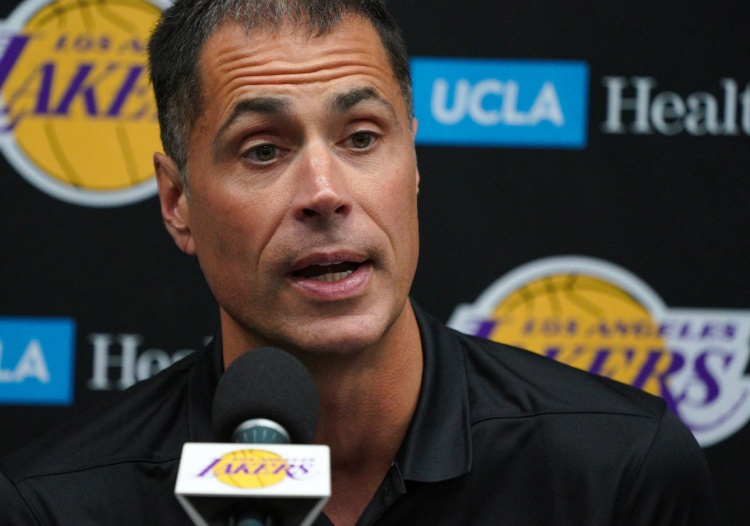 据美记Brett Siegel报道，湖人近期不急于做交易。他写道：“显然，湖人球