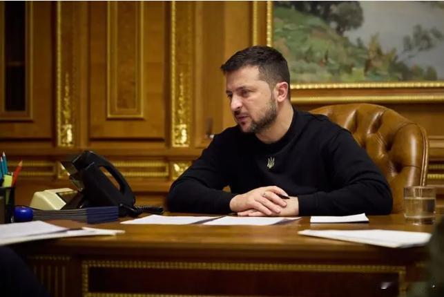 泽连斯基瑟瑟发抖。泽连斯基第一时间祝贺特朗普，说他当选是乌克兰人新的希望，希望与