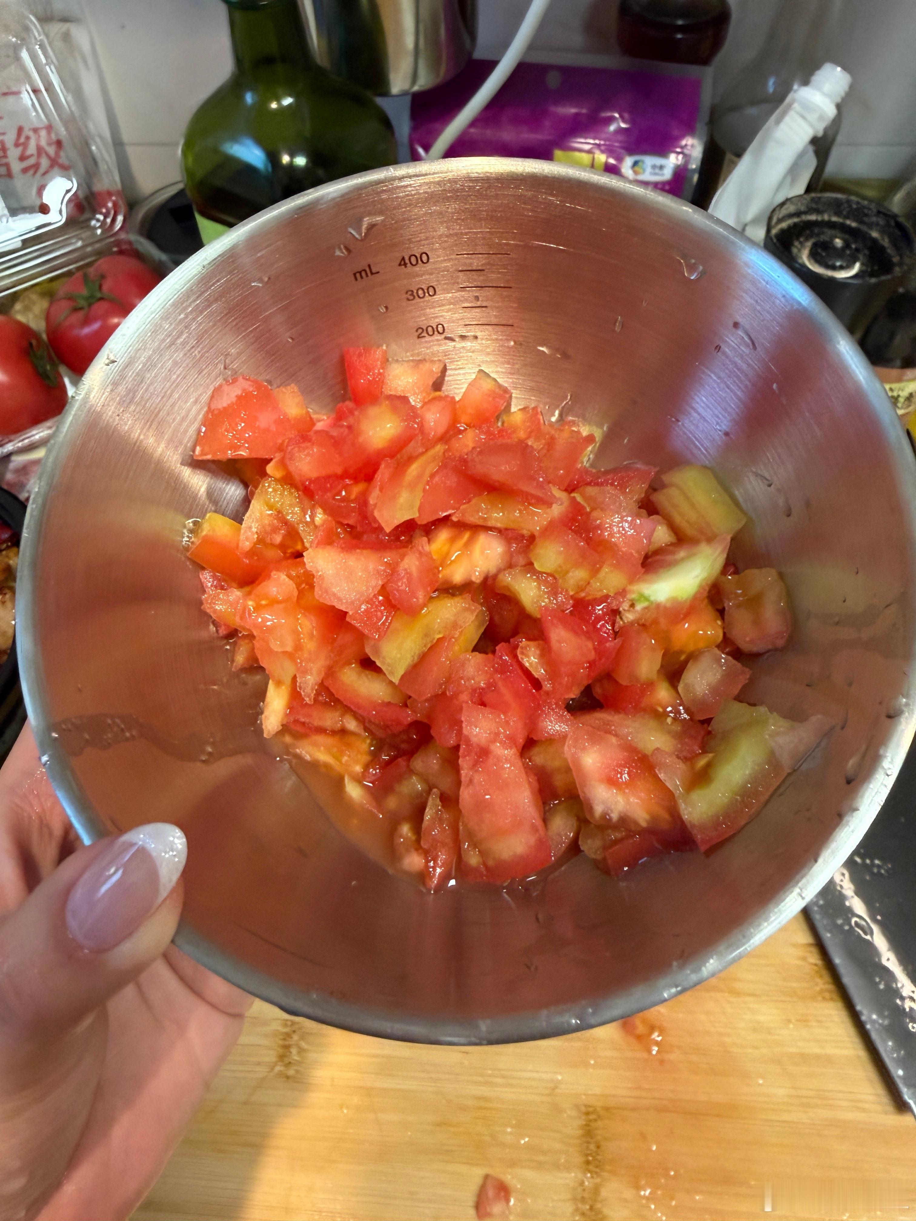 豆式番茄🍅炒鸡蛋1：单独切一小块作为“天然番茄汁”（秘诀：切很小）2：大番茄块