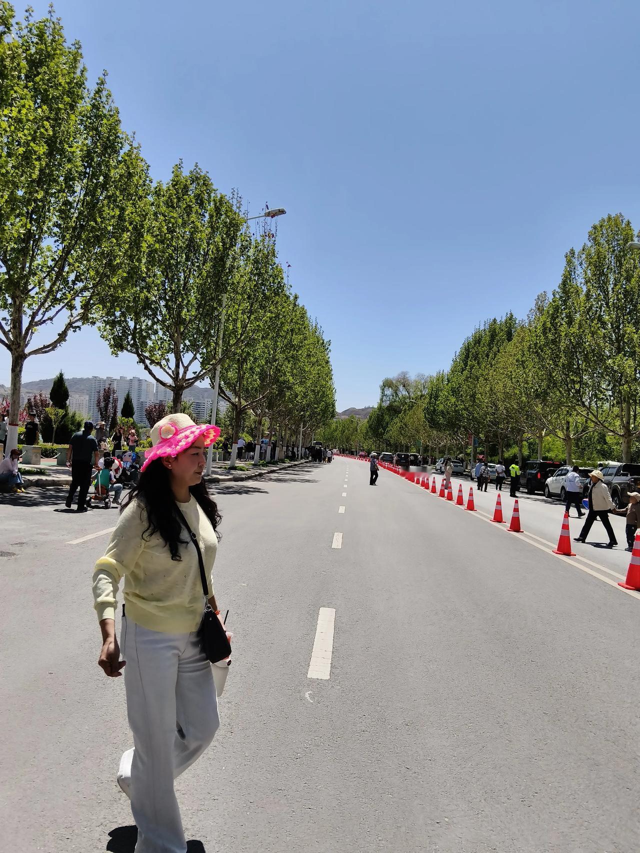 你结不结婚跟别人没有任何关系？你和谁过别人也不会在乎。
别把自己看的那么重要，感