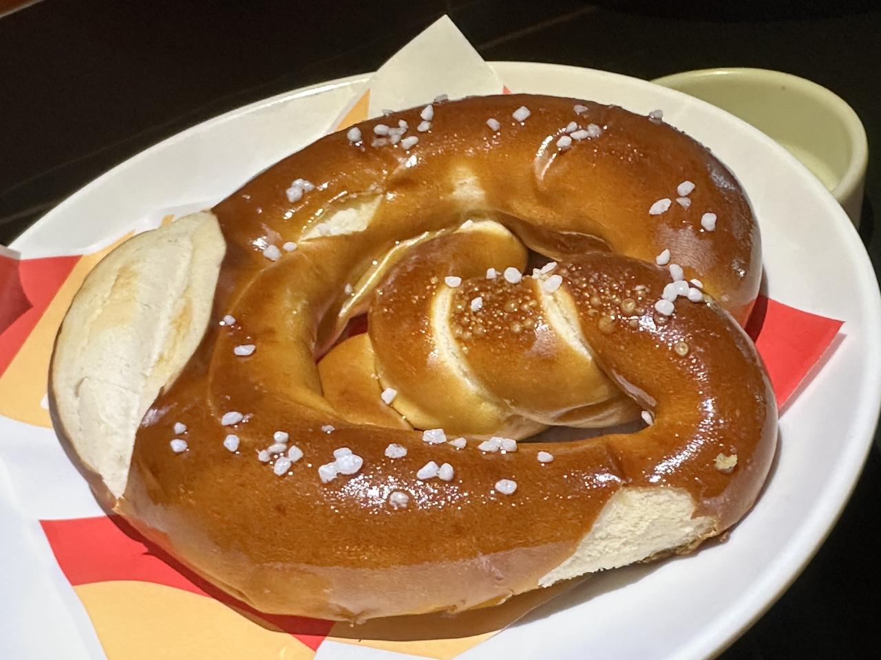 五棵松甲丁坊德国餐厅
记得从前什刹海也有一家，不知是否为同一家。这里的肘子皮脆肉