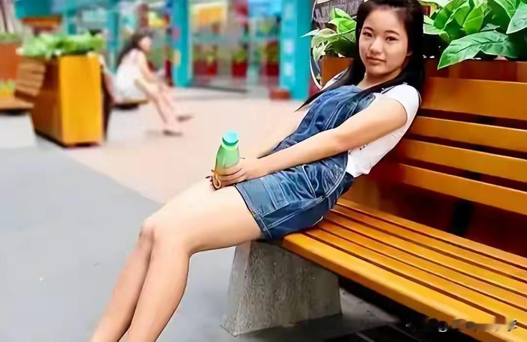 蒋方舟曾晒其八旗后裔，满族身份，降60分进清华才女成历史
 
人大撤销蒋方舟硕士