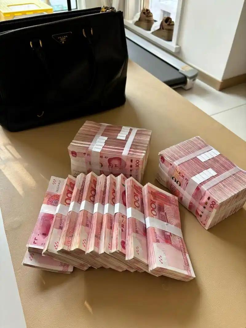 大家发现没？2025即将过完，社会上出现了3个反常现象！

麻烦各位读者点一下右