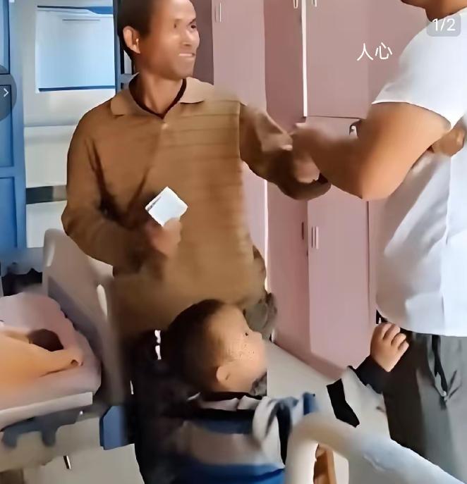 泪目！贵州，一名男子陪伴妻子分娩时，发现隔壁病床上的一对夫妇生活艰难，孩子没穿裤