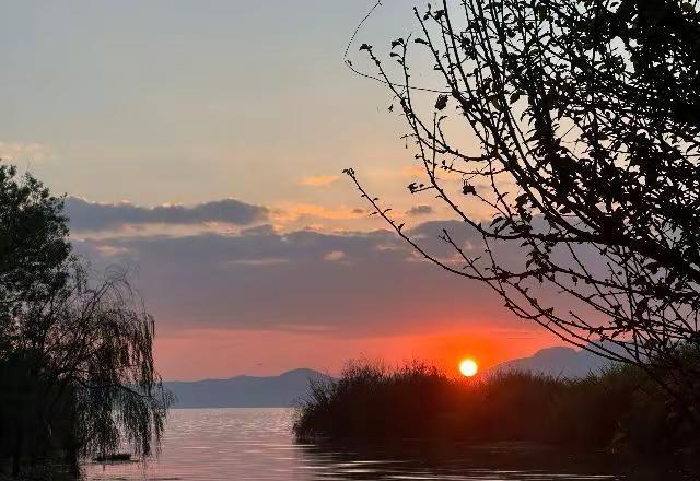 看夕阳沉入远山，才懂人间最治愈的，是这片刻的安然……