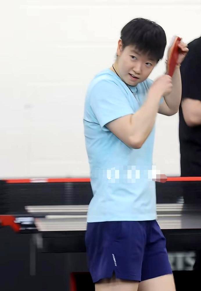 你敢信？孙颖莎跟邱贻可不练球，凑耳朵听球拍声响
 
邱贻可指尖轻敲拍面中上位置，