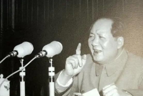 1958年，毛主席下令炮击金门，不小心炸死两个美国顾问，美国美国迅速作出军事调动