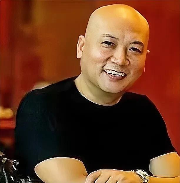 迟重瑞被骂了五年吃软饭，没回一句嘴。
网友说他靠老婆，没骨气，是个软蛋。
评