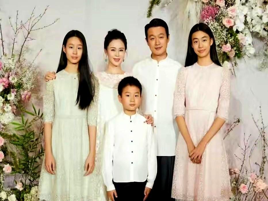 “指腹为婚”又上热搜？

这次主角是董璇闺女和佟大为儿子。

两家晒了张国庆聚会