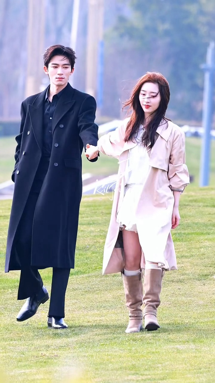 场景下两个人一起散着步～王星越邓恩熙牵手路透