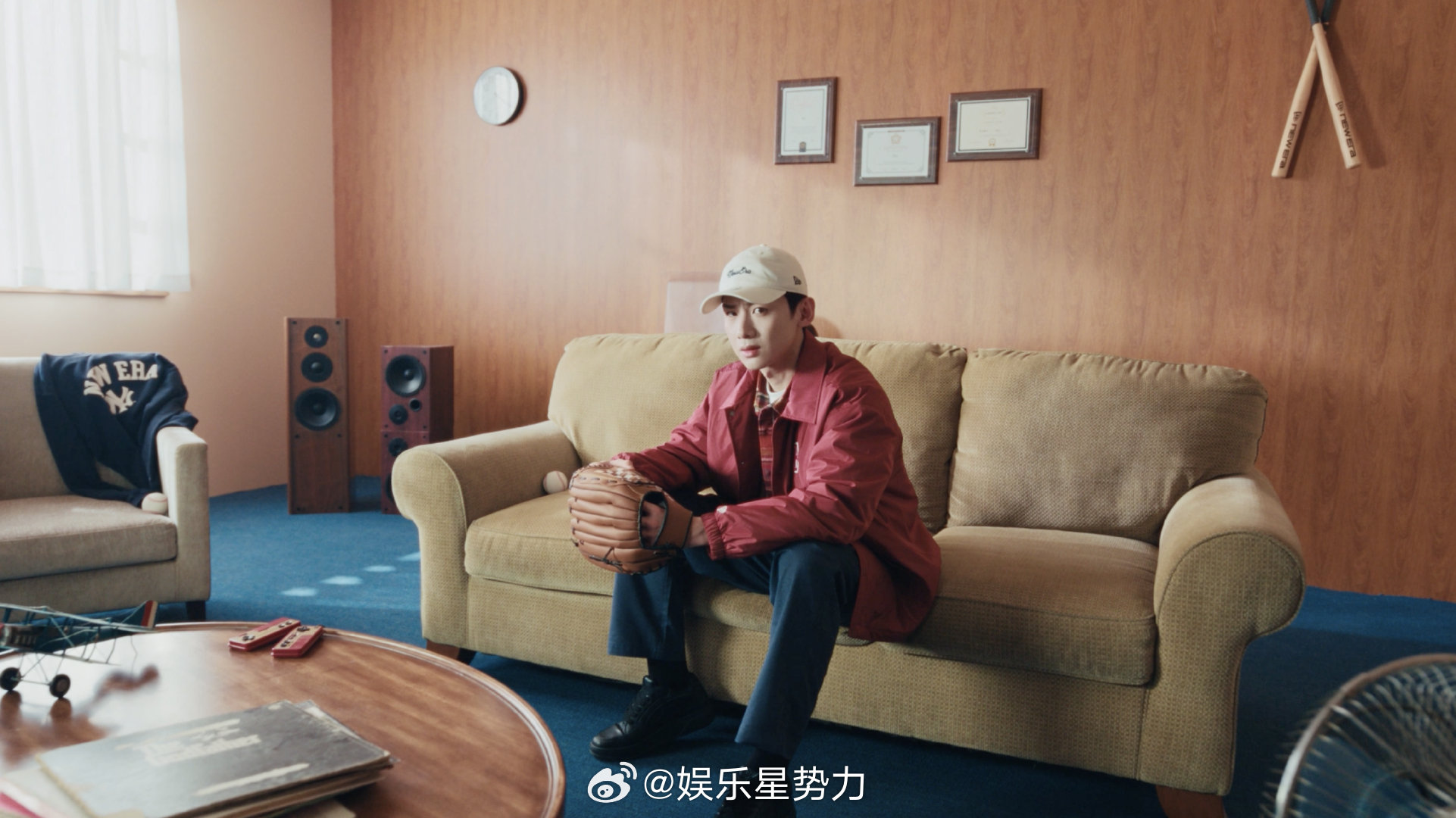 谁是白敬亭的头号搭子 最新短片里的造型切换太绝！无论是适配球场的轻便穿搭，还是应