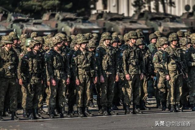 突发！波兰终于被乌克兰拉下水了，波兰突然宣布派兵进入乌克兰，大批装甲车开赴白俄边