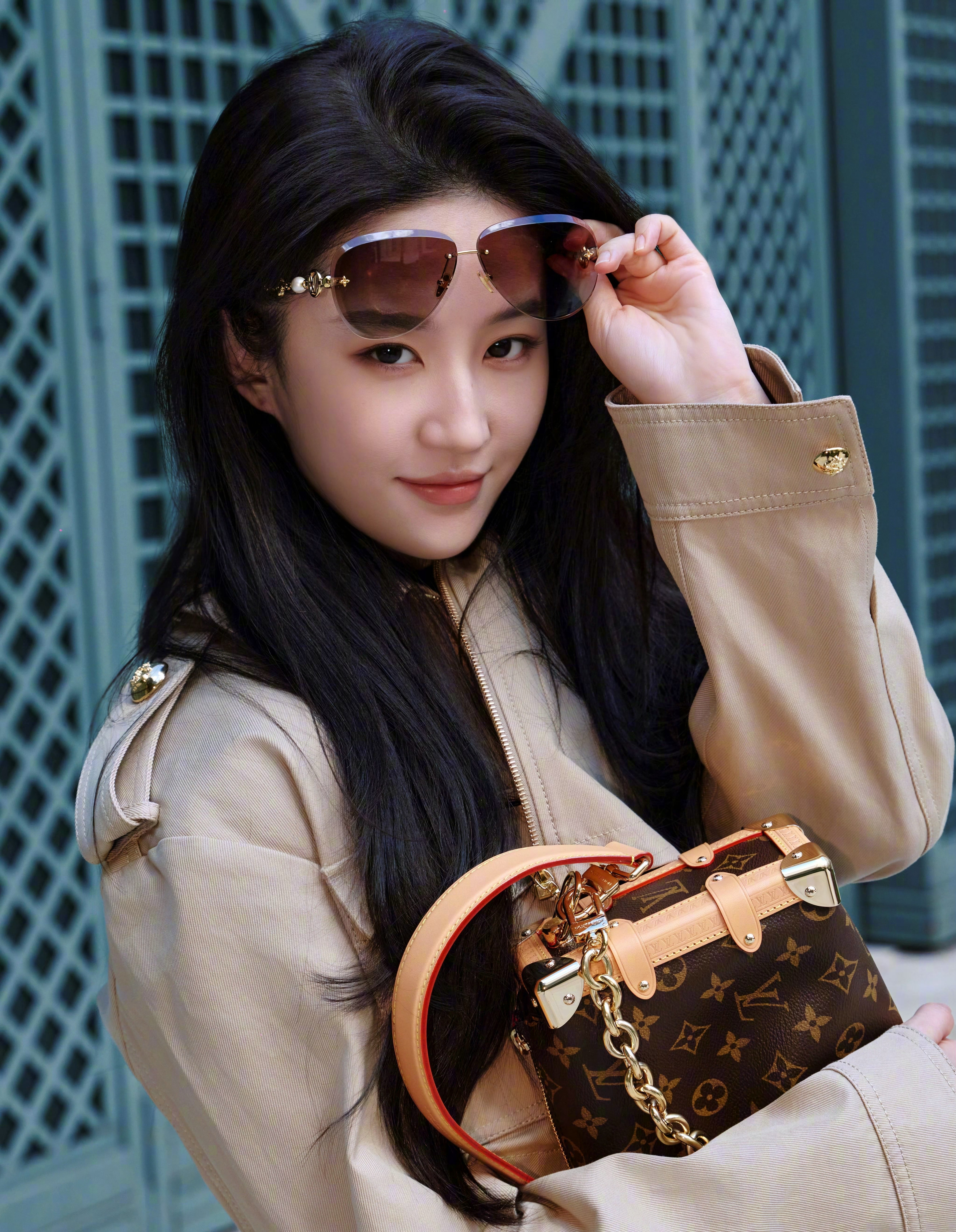 刘亦菲早春穿搭在刘亦菲的颜值面前，穿搭已经不重要了！随便穿都美到失语，美貌才是永