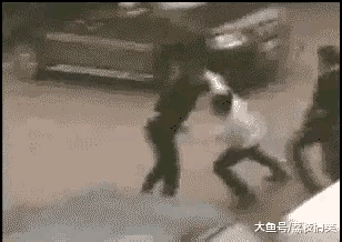 认真看了几遍，这应该是三个人打一个人，其中还有几个拉架的，这三个人明显不是这一个