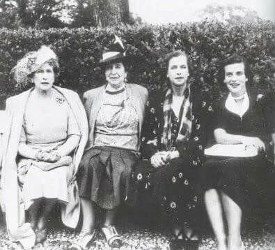 【来自投稿】从左至右:西班牙王后、巴腾堡的维多利亚·尤金妮，比利时公主、奥尔良王