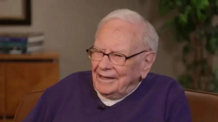 人性死穴！
巴菲特揭秘：爱泼斯坦只抓权贵这两个软肋。
 
95岁巴菲特受访时直言