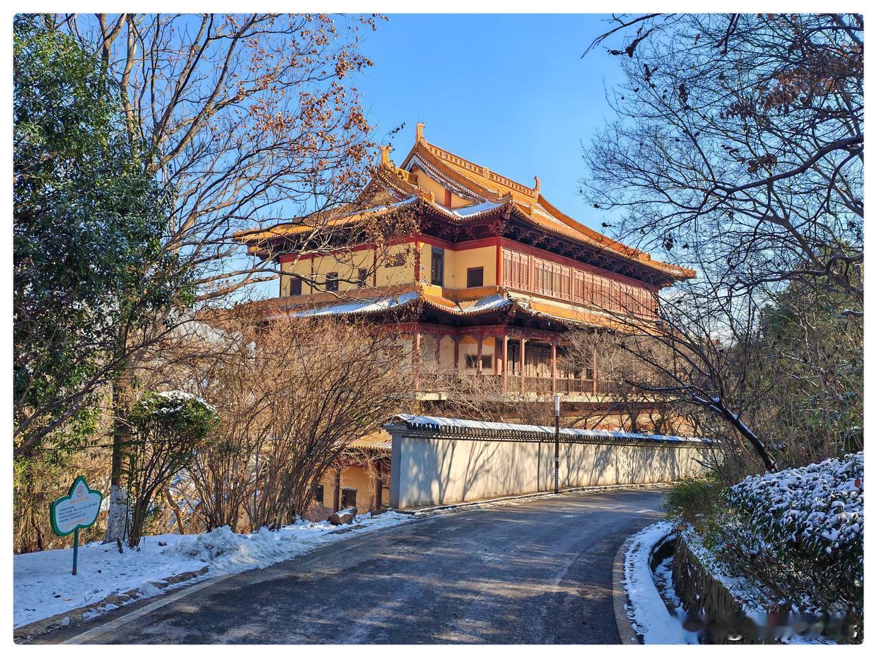 《方山残雪》

上山的时候，已经是阳光普照了，冬日的阳光，有一种懒洋洋的慷慨，金