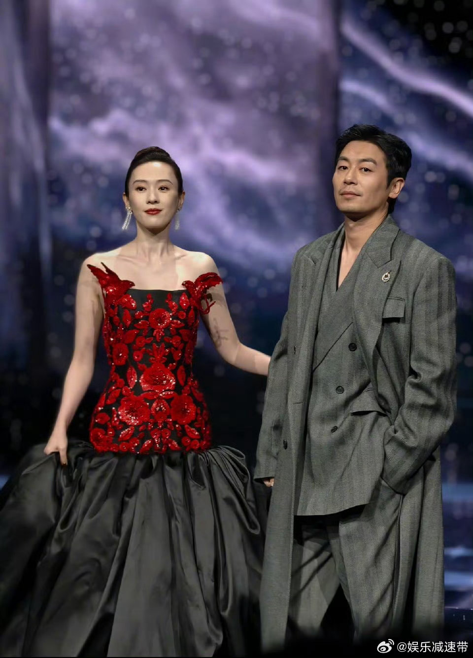 童瑶朱亚文肤色差 微博之夜 童瑶朱亚文在微博之夜，肤色差宛如黑白配，成为舞台上独