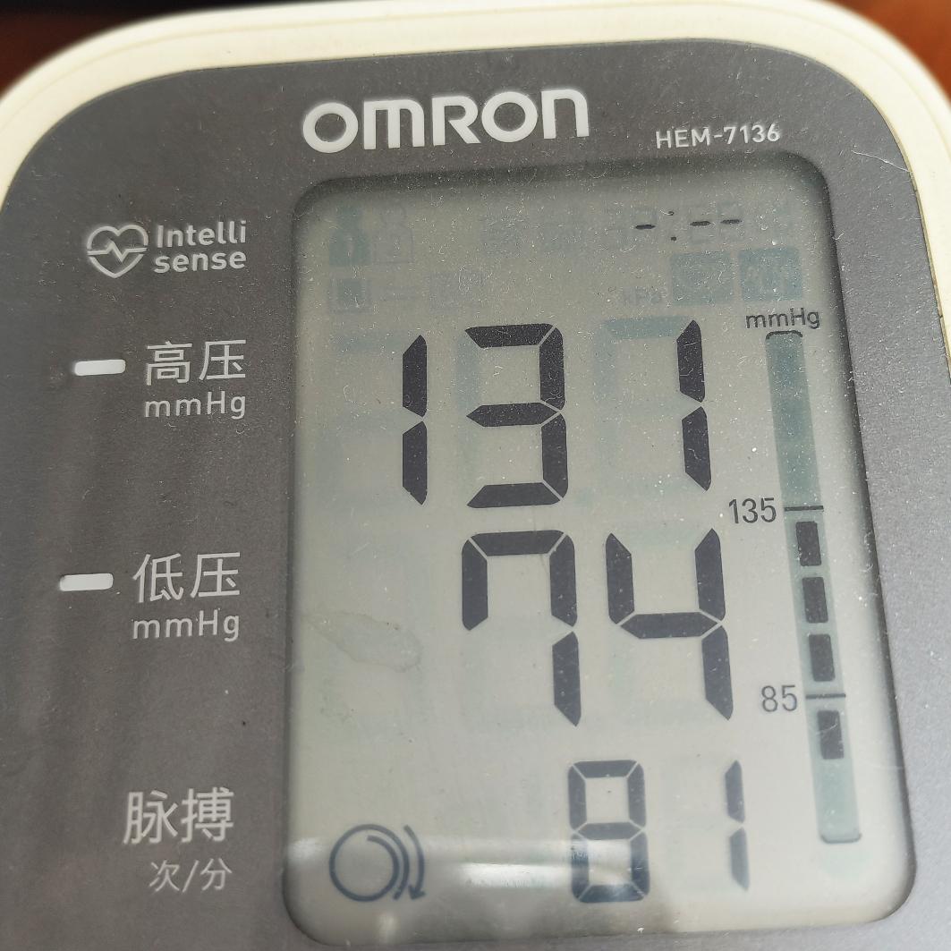 昨天测量了一下：143/81/90；今天又测量了一下：131/74/81。
觉得