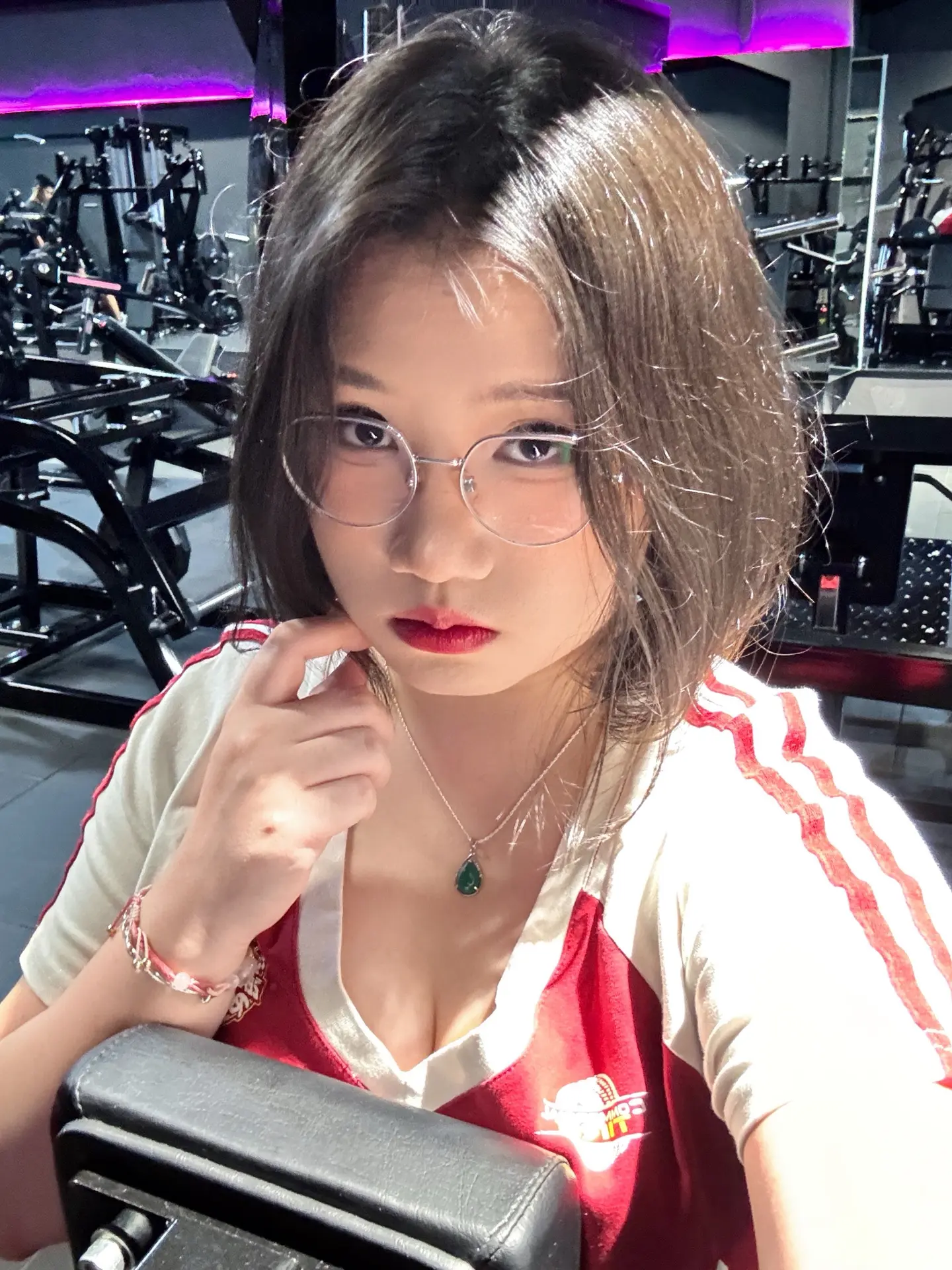 为了缓解还在根管治疗的牙疼  所以我今天来练背和肩膀手臂