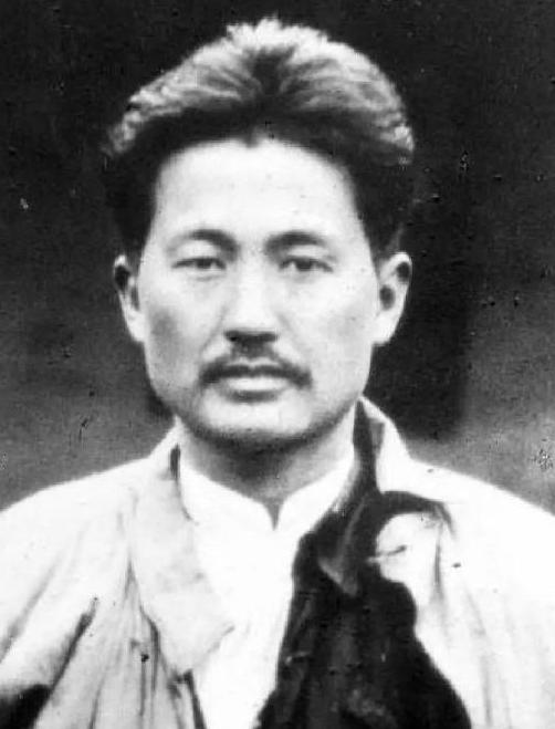 1935年，方志敏被俘，在狱中，他用米汤给鲁迅写信，想让鲁迅救他，鲁迅却说：“救