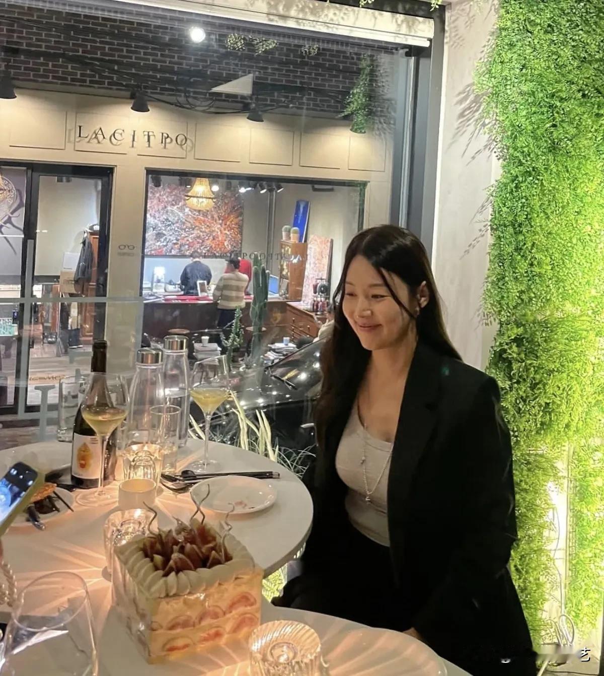 11月，演员韩智慧在自己的Instagram上上传了多张照片。 公开的照片中，韩