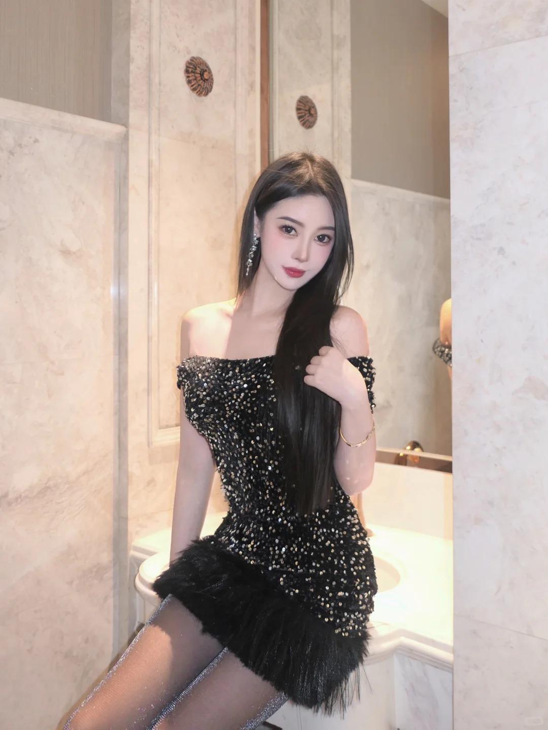 今日份心动限定✨ 我的女孩也太会穿了吧！软 fufu 的皮草裹着亮片毛毛裙，走动