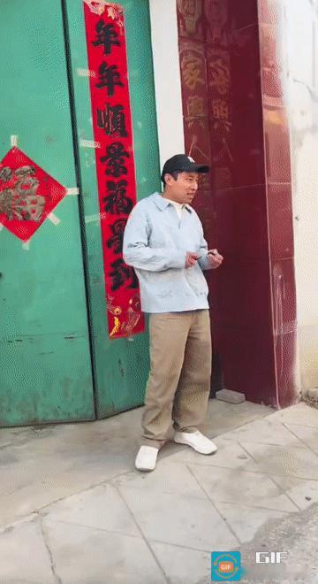 他真的是太接地气了，毫无一点儿明星架子。

自备一支笔就站在家门口给前来打卡的人