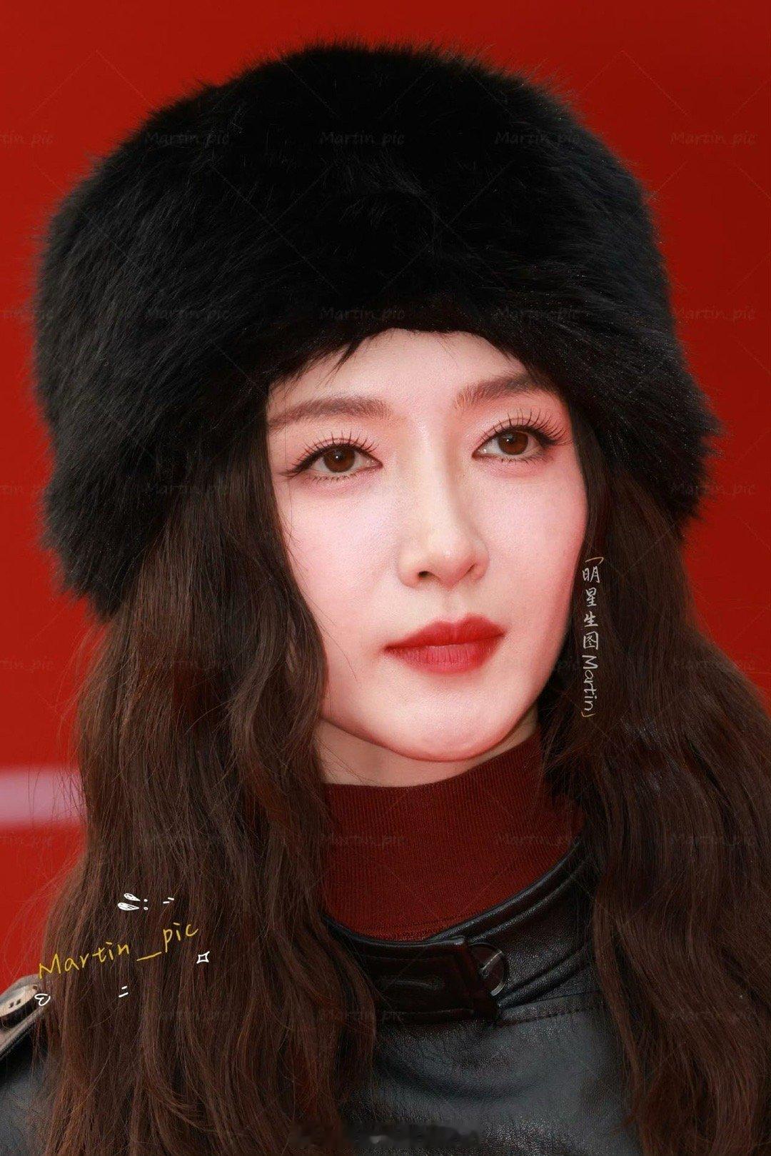 江疏影出门炸街了 江疏影又带着她的炸街look来了！红裙黑靴的组合永远经典，皮衣