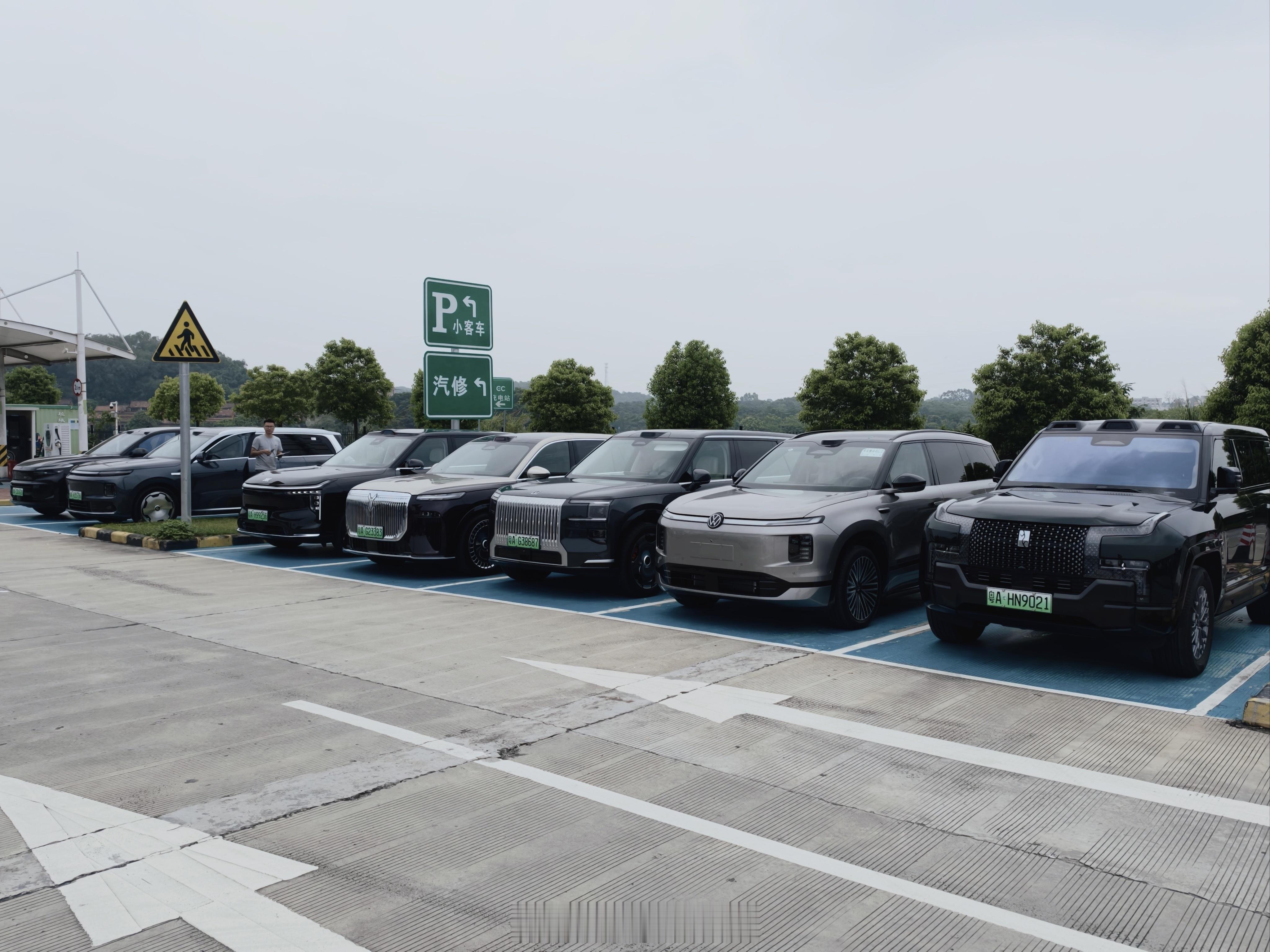 旗舰的气场就是在哪里都有存在感，更何况不只一台大家车的9系SUV