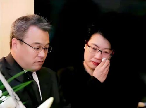 李昌钰女儿和儿子这次处理身后事的方式，确实没给外界留下任何可以嚼舌根的空间。
