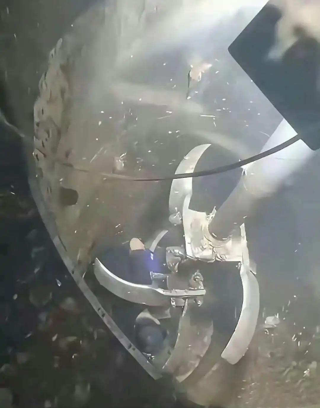 看着都手心冒汗！工人蜷缩在狭小的绞刀设备里检修，四周全是锋利刀片，稍有失误后果不