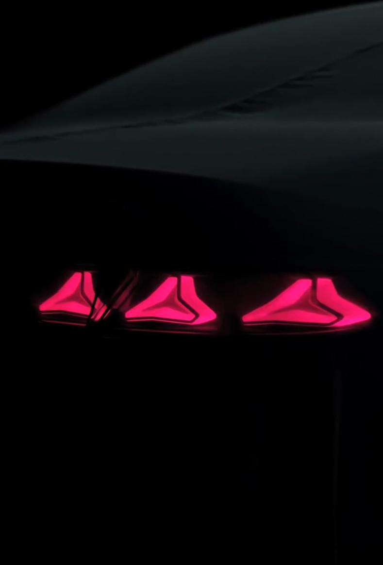 新款迈巴赫S级要来了，倒梯形格栅，浓浓的老钱风，中网和LOGO都能点亮了，听说在