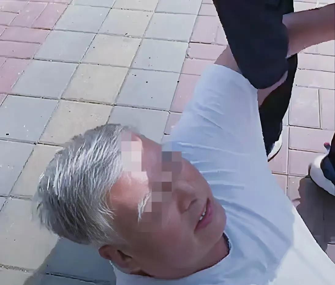 山东，一位大爷骑三轮车意外摔倒，昏迷不醒，一位路过的外卖小哥见状，不顾“扶不扶”