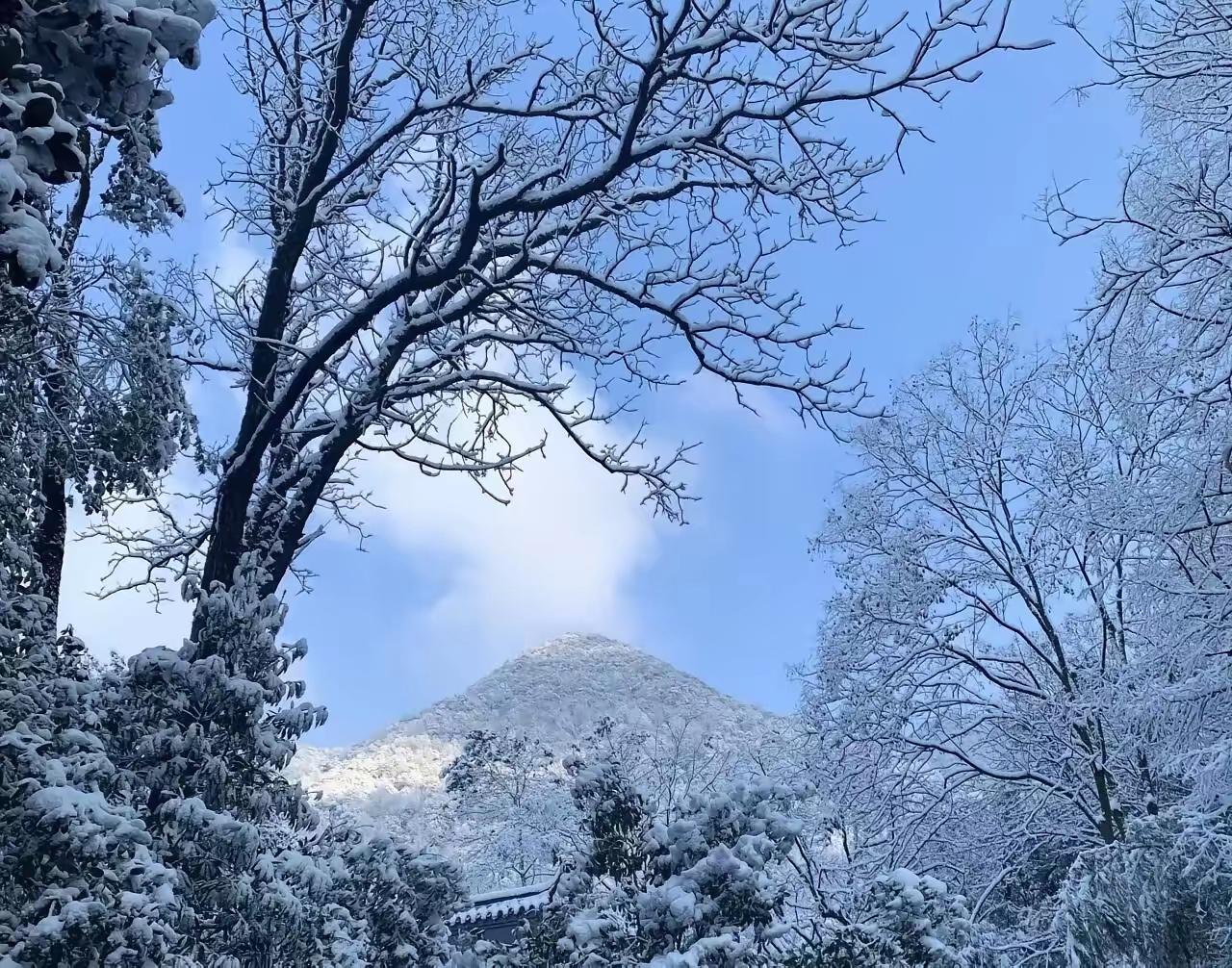 金华的尖峰山本来是一个典型的地理标志，也是金华人心目中的心理家园。现在真的要削平